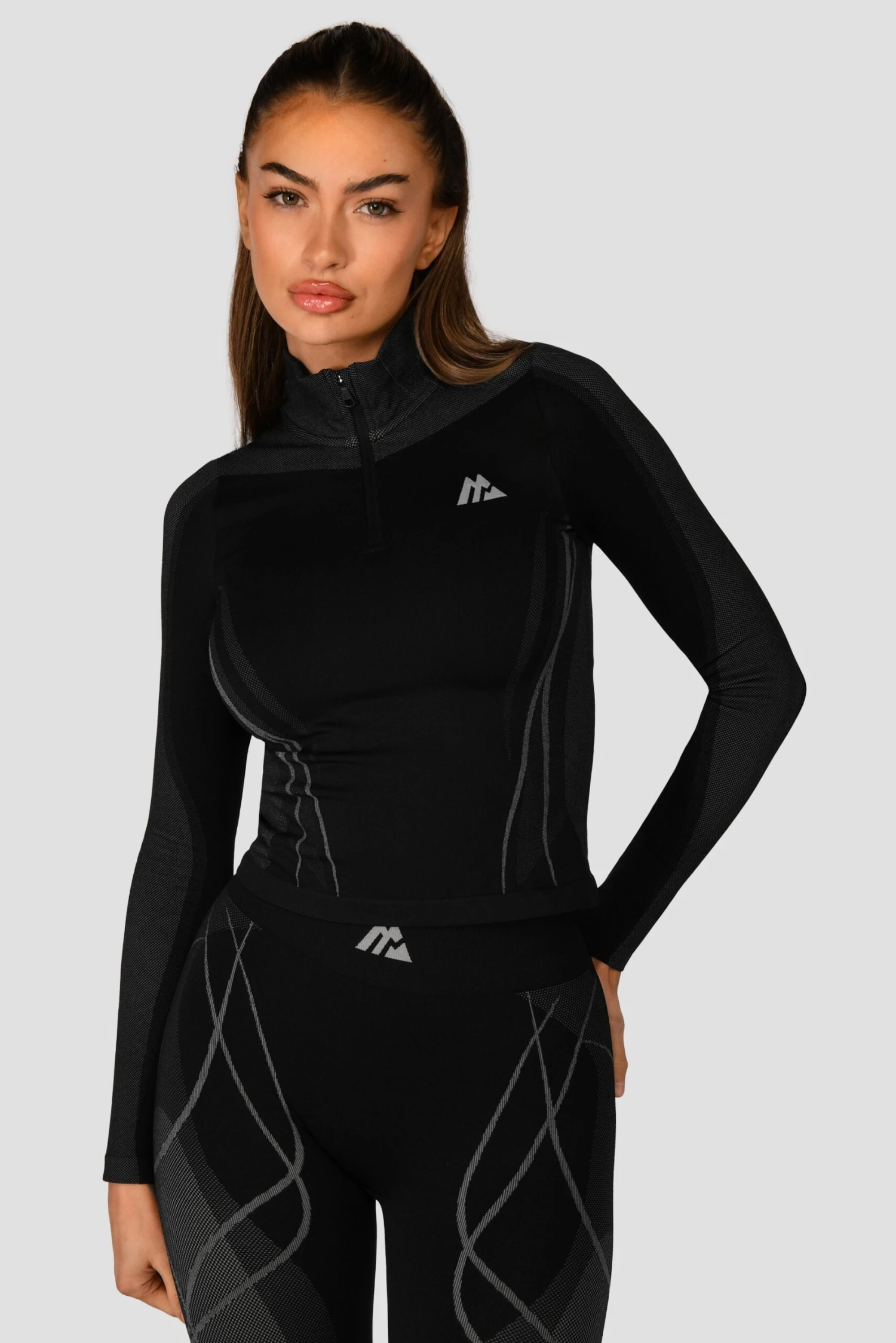 Contour Seamless 1/4 Zip - Black/Platinum Grey Contour Seamless 1/4 Zip - Black/Platinum Grey -MONTIREX CLOHTING SALE ContourSeamless1 4Zip Black PlatinumGrey CloseFront scaled