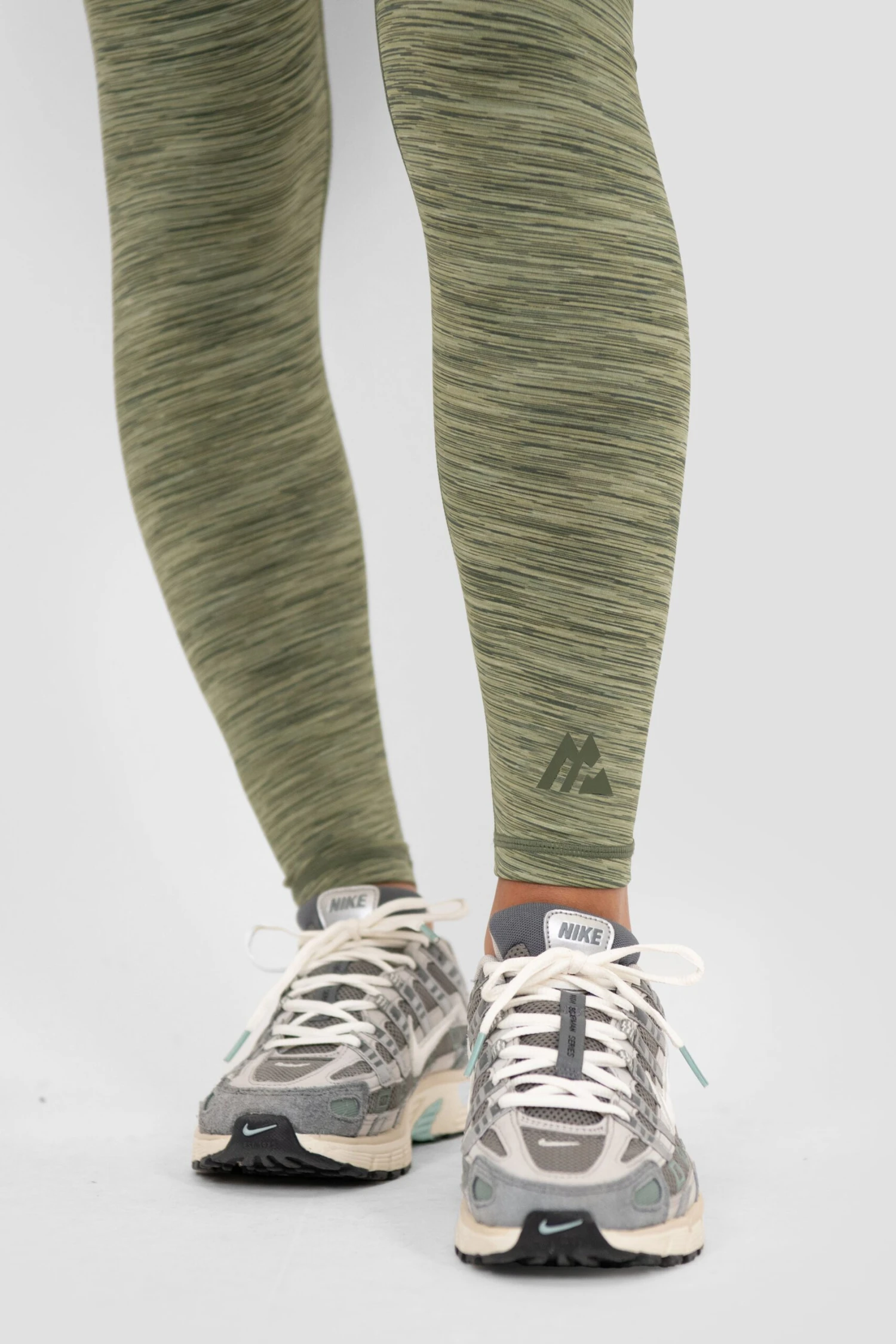 Icon Lite Legging - Khaki Multi Icon Lite Legging - Khaki Multi -MONTIREX CLOHTING SALE ICON LITE LEGGING OIL GREEN FOUR LEAF CLOVER TEA Logo Detail scaled