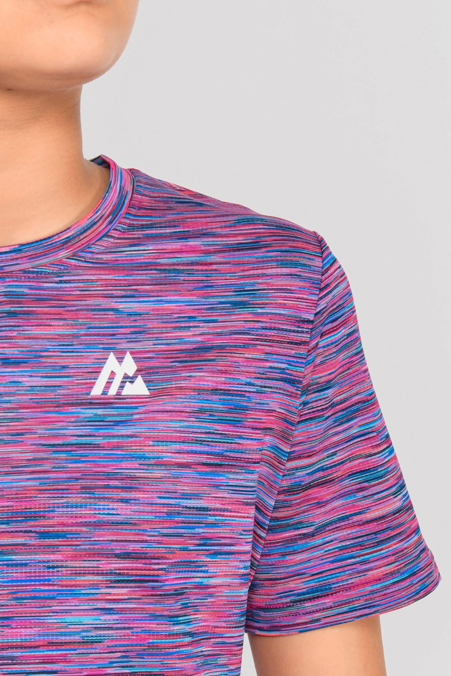 Junior Trail 2.0 T-Shirt - Navy/Pink Junior Trail 2.0 T-Shirt - Navy/Pink -MONTIREX CLOHTING SALE JN TRAIL 2.0 TEE MIDNIGHT BLUE NEON BLUE NEON SKY SHOCKING PINK MAGENTA logo detail scaled