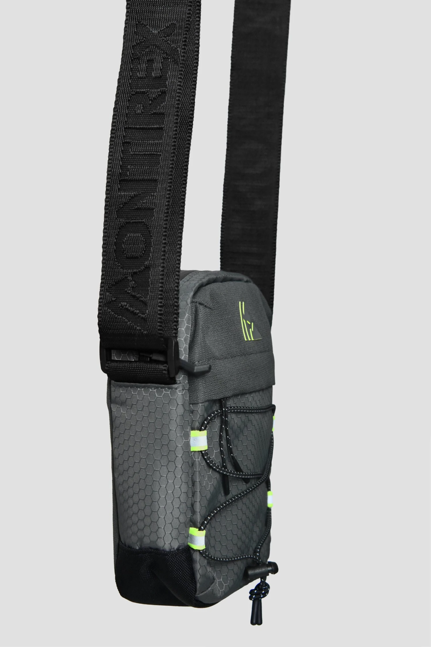 MTX 2.0 Crossbody Bag - Cement Grey/Electric Lime MTX 2.0 Crossbody Bag - Cement Grey/Electric Lime -MONTIREX CLOHTING SALE MTX 2.0 CROSSBODY BAG CEMENT GREY ELECTRIC LIME side detail scaled