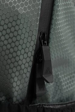 MTX Trail 2.0 32L Backpack - Black/Cement Grey/Electric Lime 8 MTX Trail 2.0 32L Backpack - Black/Cement Grey/Electric Lime -MONTIREX CLOHTING SALE MTX TRAIL 2.0 32L BACKPACK BLACK CEMENT GREY ELECTRIC LIME zip detail