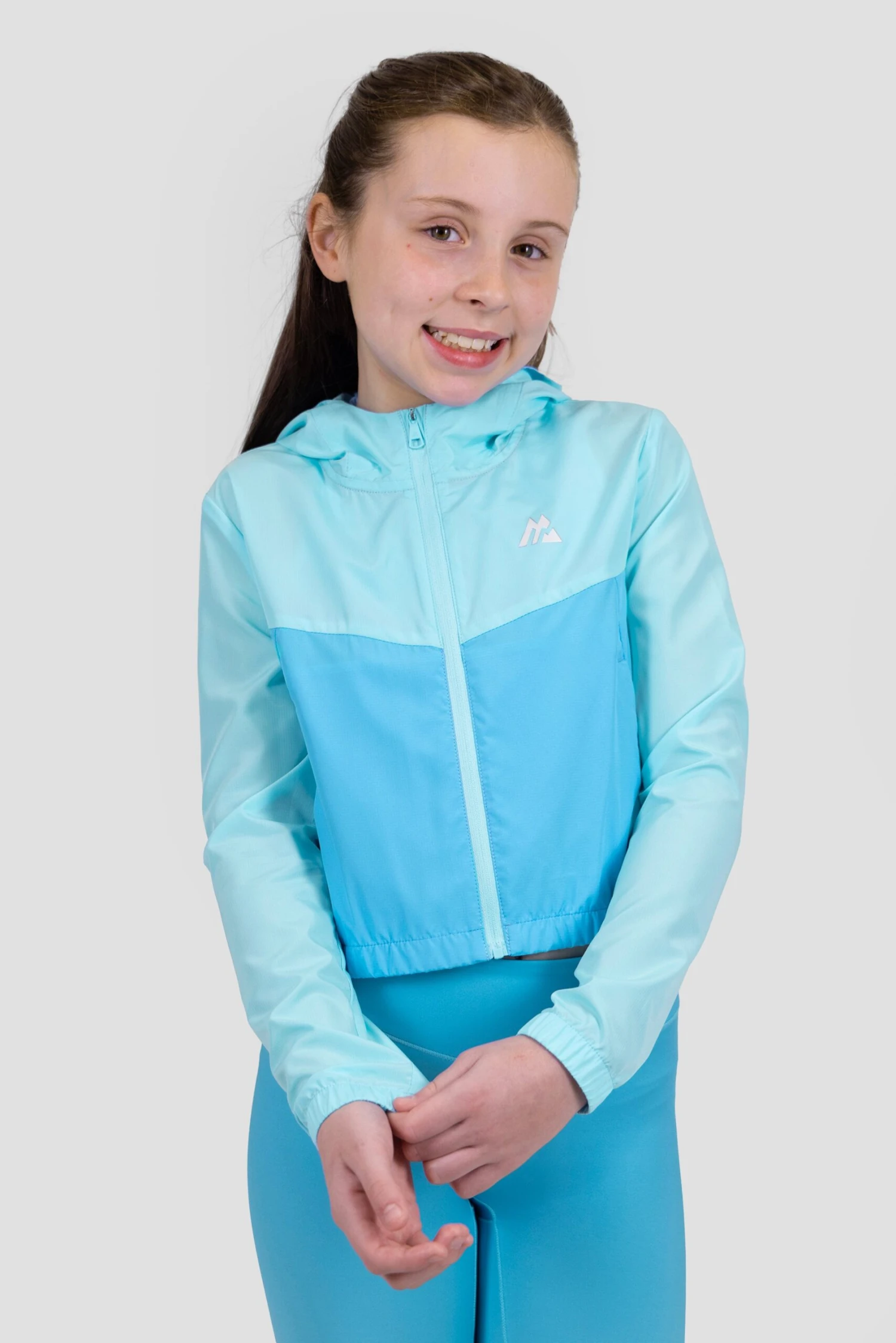 Girls Pace 2.0 Windbreaker - Summer Sky/Epsilon Girls Pace 2.0 Windbreaker - Summer Sky/Epsilon -MONTIREX CLOHTING SALE PACE 2.0 WINDBREAKER TROPICAL BREEZE AQ CLOSE FRONT scaled