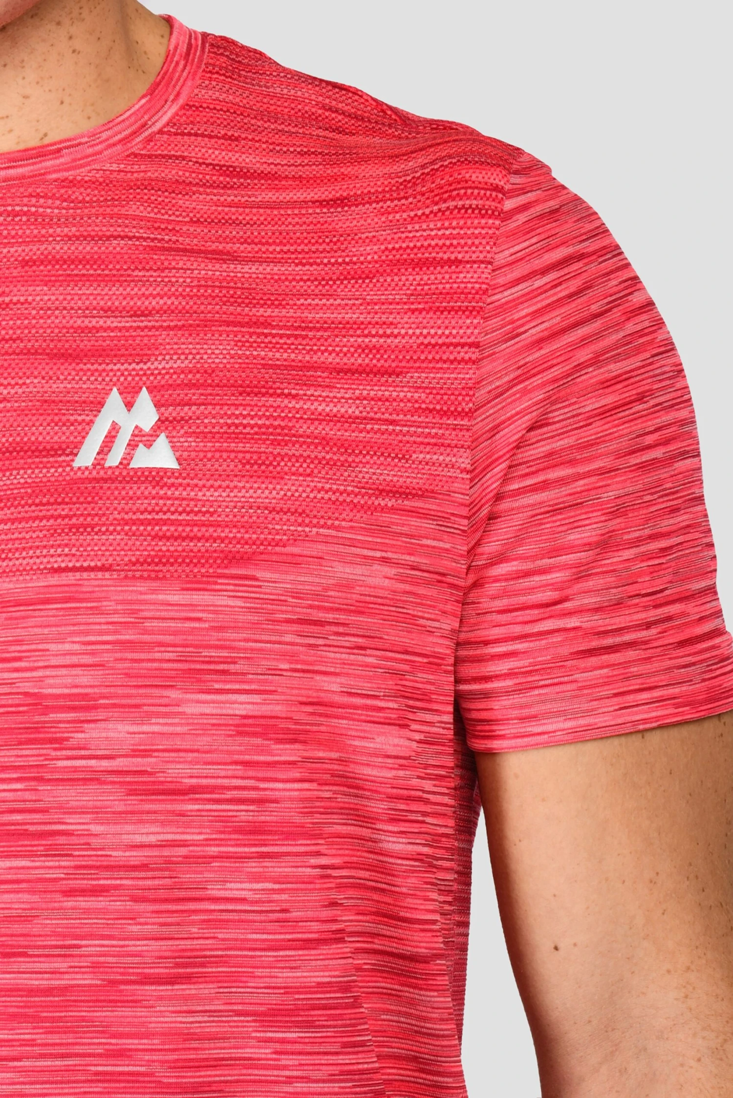 Trail Seamless T-Shirt - Hibiscus/Rouge Trail Seamless T-Shirt - Hibiscus/Rouge -MONTIREX CLOHTING SALE TRAIL SEAMLESS TEE HIBISCUS ROUGE logo detail scaled