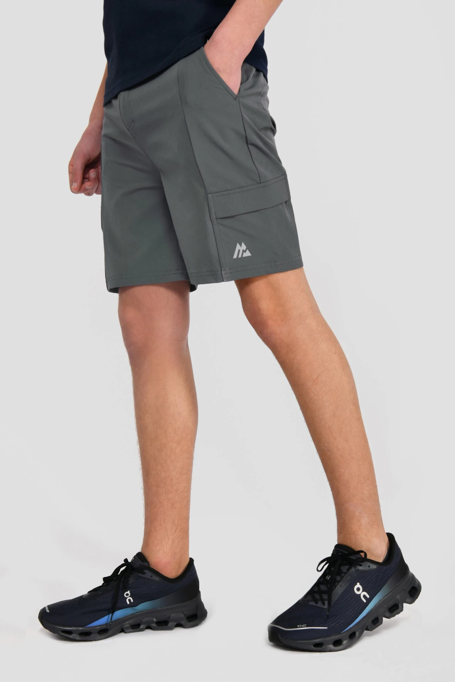 Junior Utility Cargo Short - Cement Grey Junior Utility Cargo Short - Cement Grey -MONTIREX CLOHTING SALE UTILITY CARGO SHORT CASTLEROCK side logo scaled